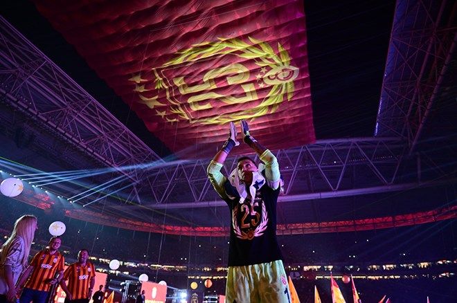 Galatasaraylı futbolcular 25. şampiyonluğu ve 5. yıldızı doyasıya kutladı 23