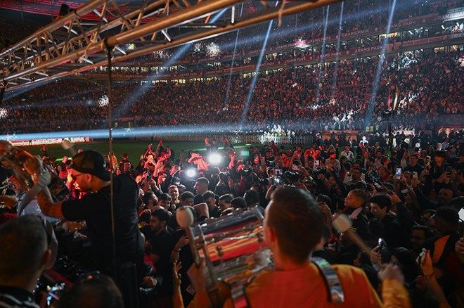 Galatasaraylı futbolcular 25. şampiyonluğu ve 5. yıldızı doyasıya kutladı 4