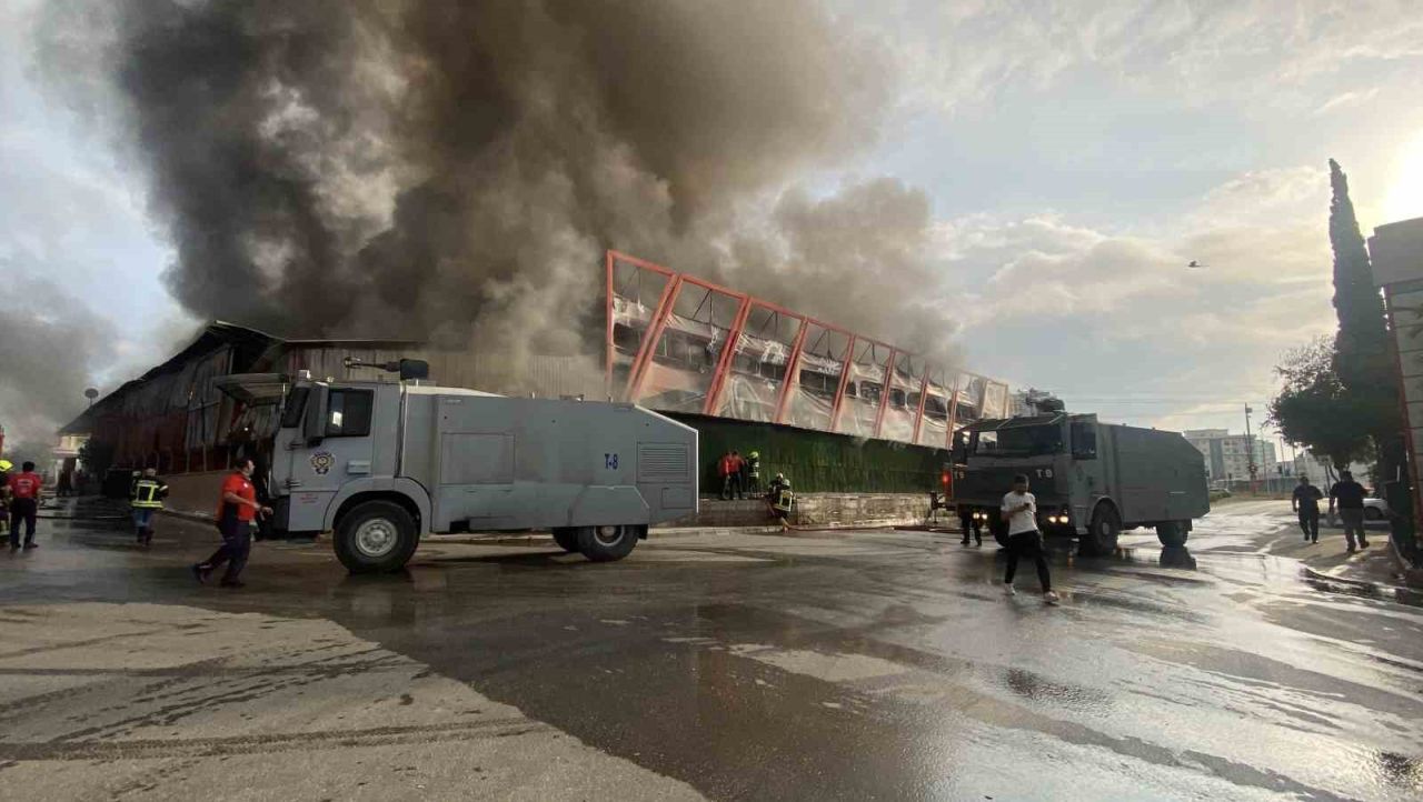 Mersin'de fabrika yangını! Patlama sesleri duyuluyor, yol ulaşıma kapatıldı... 3
