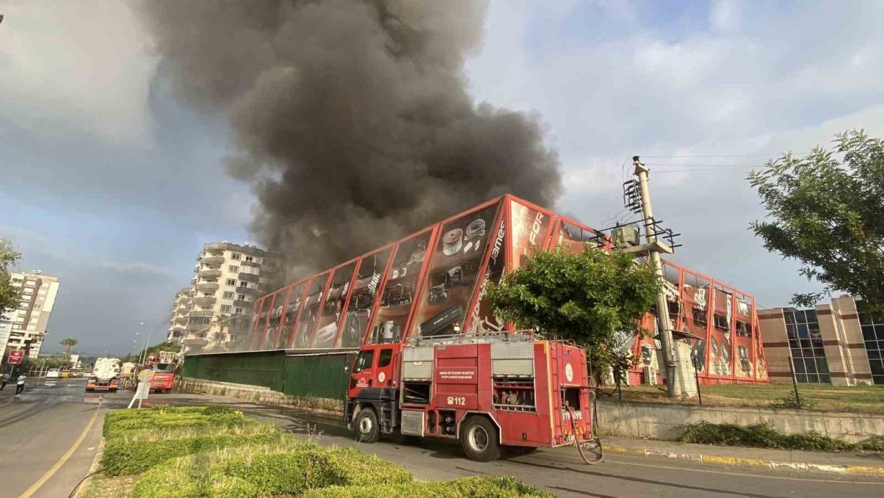 Mersin'de fabrika yangını! Patlama sesleri duyuluyor, yol ulaşıma kapatıldı... 2