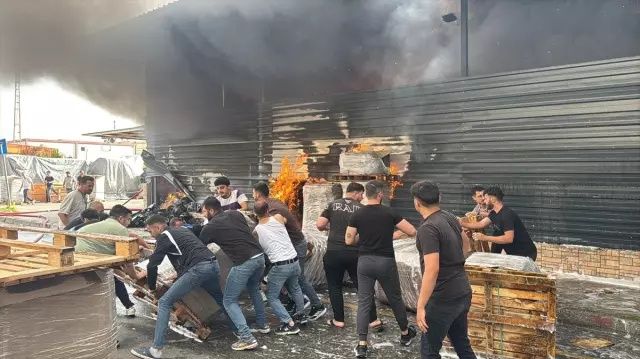 Mersin'de fabrika yangını! Patlama sesleri duyuluyor, yol ulaşıma kapatıldı... 5