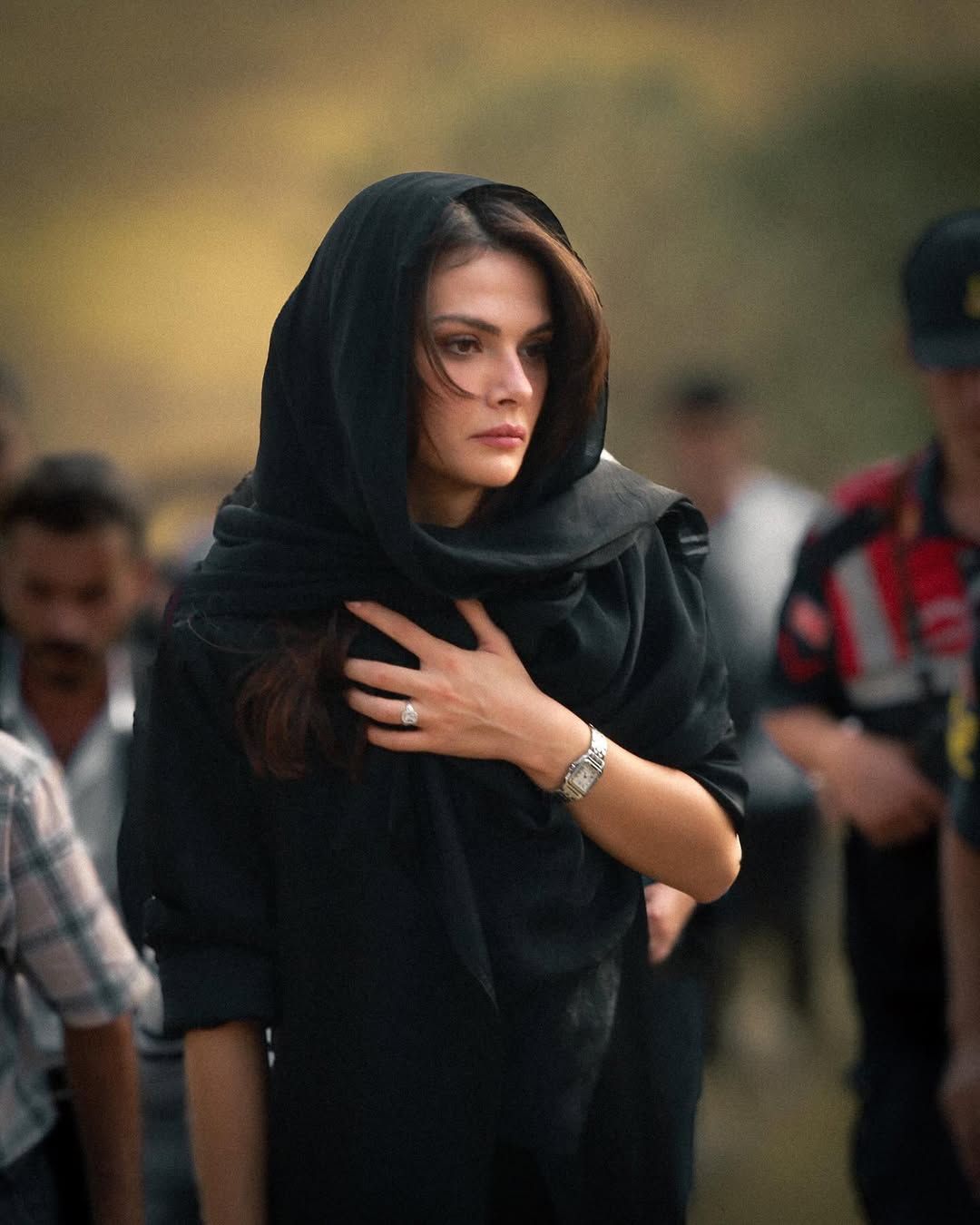 Uzak Şehir'in Alya'sı Sinem Ünsal Cannes'da! Siyah derin göğüs dekolteli elbisesiyle sosyal medyayı ikiye böldü 7