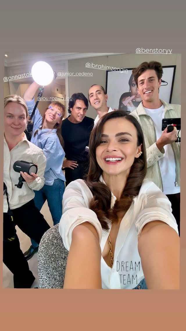Uzak Şehir'in Alya'sı Sinem Ünsal Cannes'da! Siyah derin göğüs dekolteli elbisesiyle sosyal medyayı ikiye böldü 2