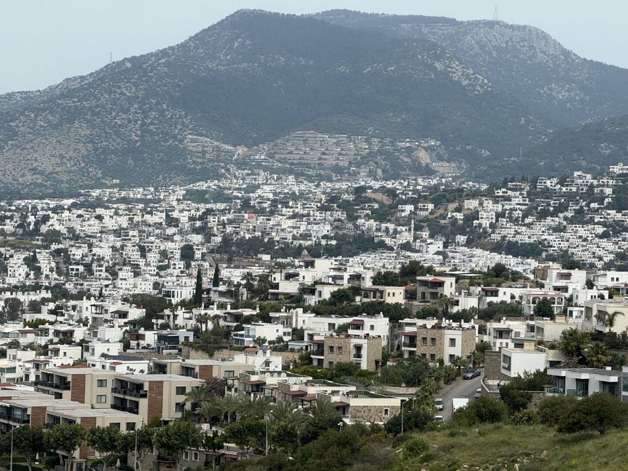 Bodrum'da yaz sezonu başladı... Otellerde oda fiyatları 43 bin lirayı gördü, özel plajlara giriş ücreti 6 bin 8
