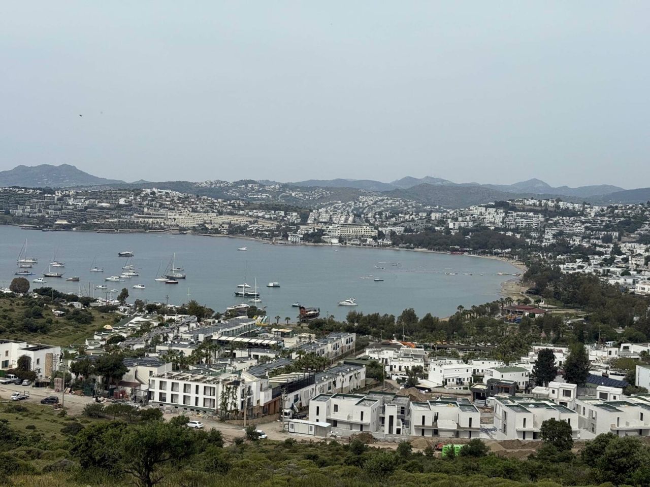 Bodrum'da yaz sezonu başladı... Otellerde oda fiyatları 43 bin lirayı gördü, özel plajlara giriş ücreti 6 bin 5