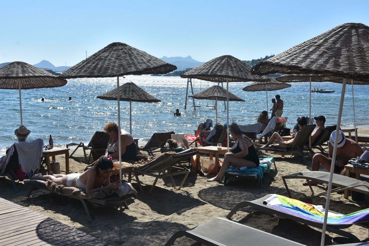 Bodrum'da yaz sezonu başladı... Otellerde oda fiyatları 43 bin lirayı gördü, özel plajlara giriş ücreti 6 bin 3