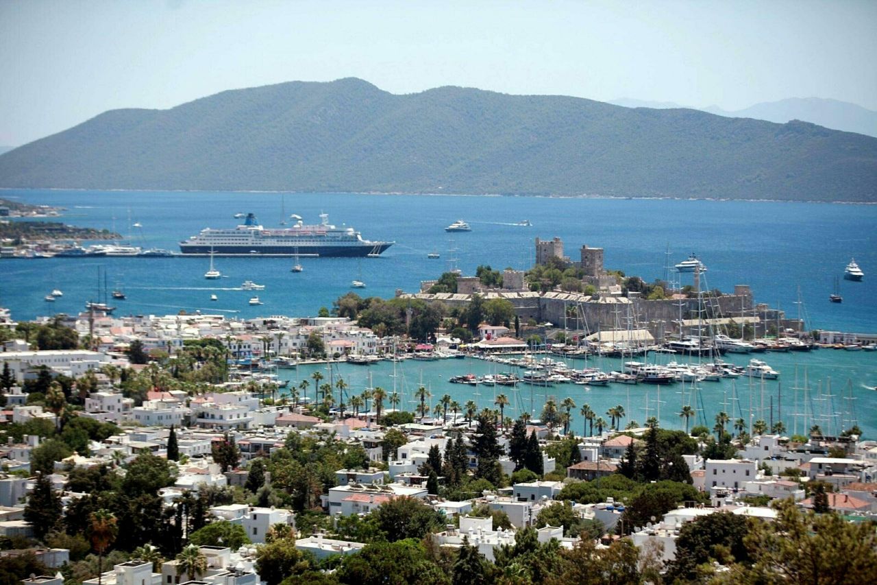 Bodrum'da yaz sezonu başladı... Otellerde oda fiyatları 43 bin lirayı gördü, özel plajlara giriş ücreti 6 bin 9