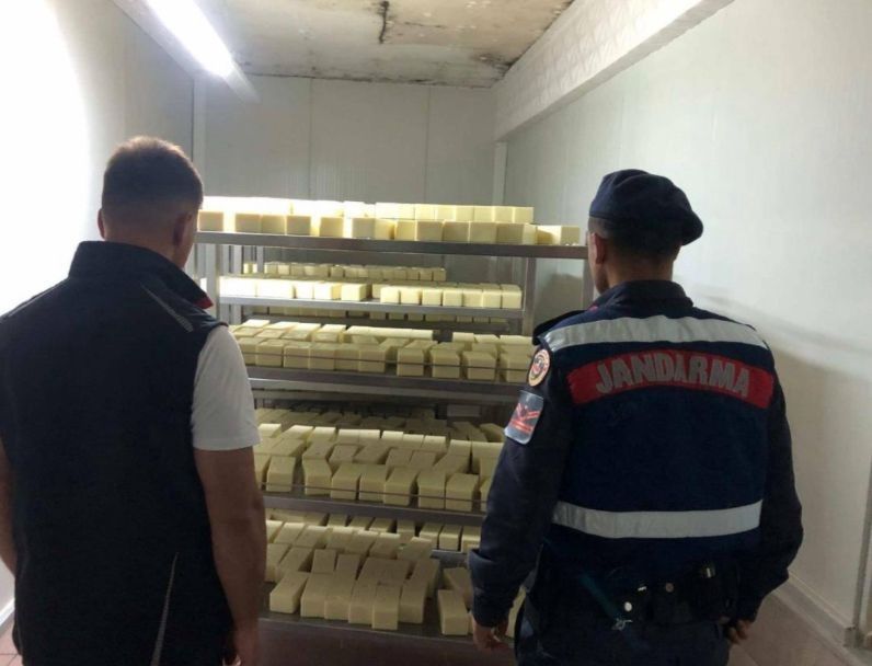 Kaşar peynirinin içinden eldiven çıktı! Tam 5 ton hileli ürünü piyasaya süreceklerdi... 4