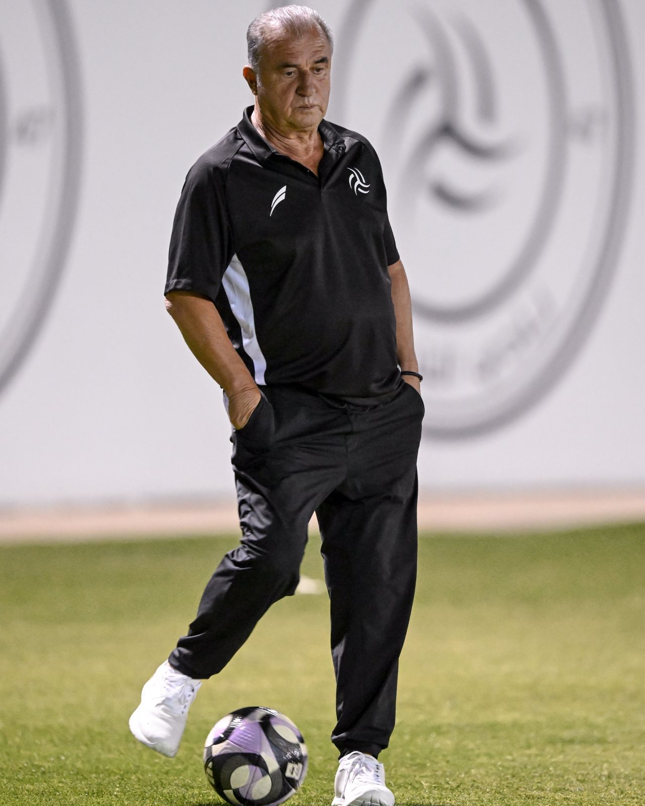 Fatih Terim oyuncularına kızdı, şişeyi fırlattı, son şampiyon karşısında tepkisi gündem oldu 1