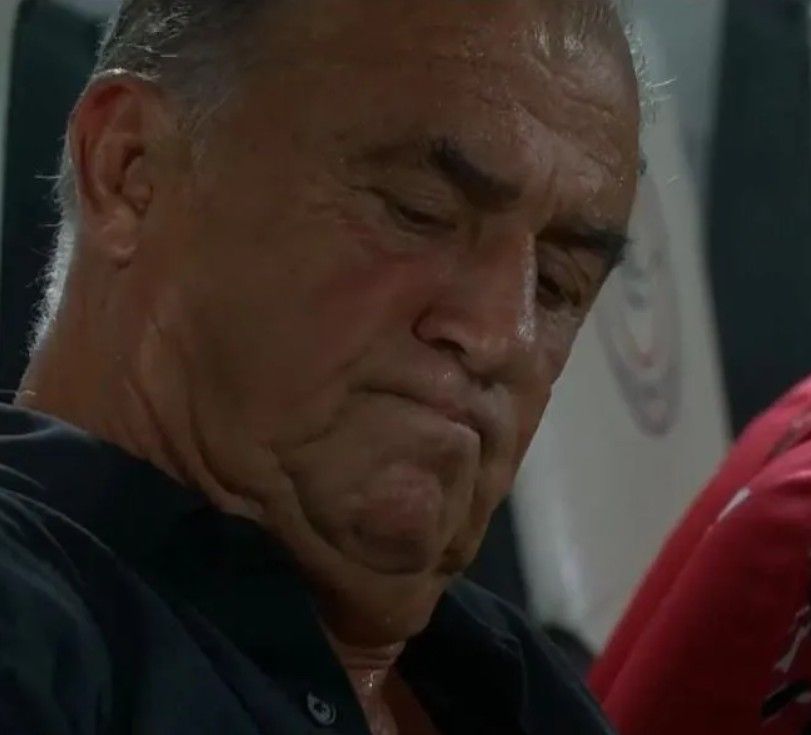 Fatih Terim oyuncularına kızdı, şişeyi fırlattı, son şampiyon karşısında tepkisi gündem oldu 5