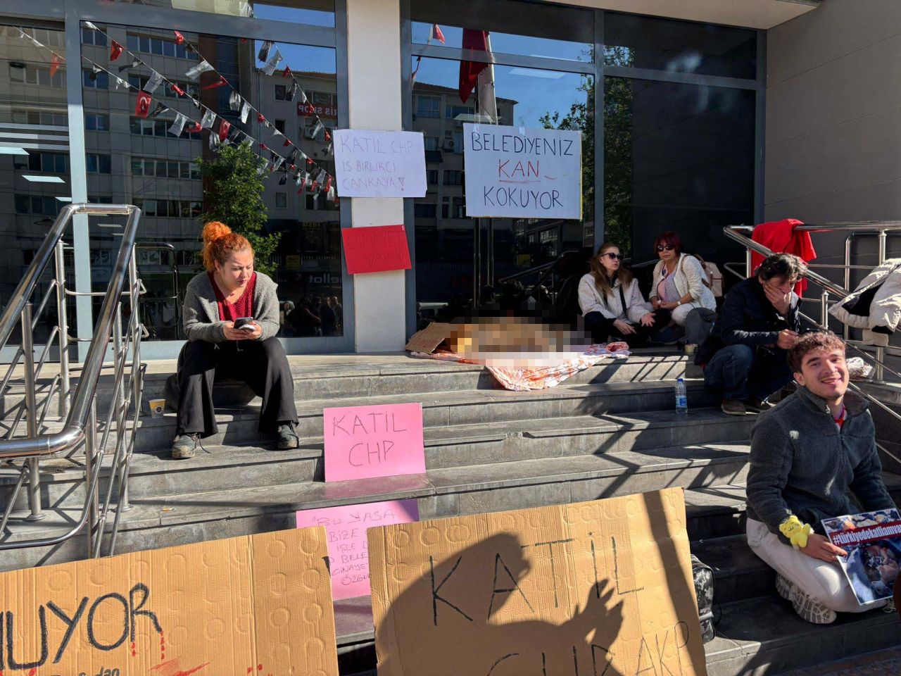 Hayvanseverlerden ölü köpekle Çankaya Belediyesi binası önünde protesto gösterisi 4