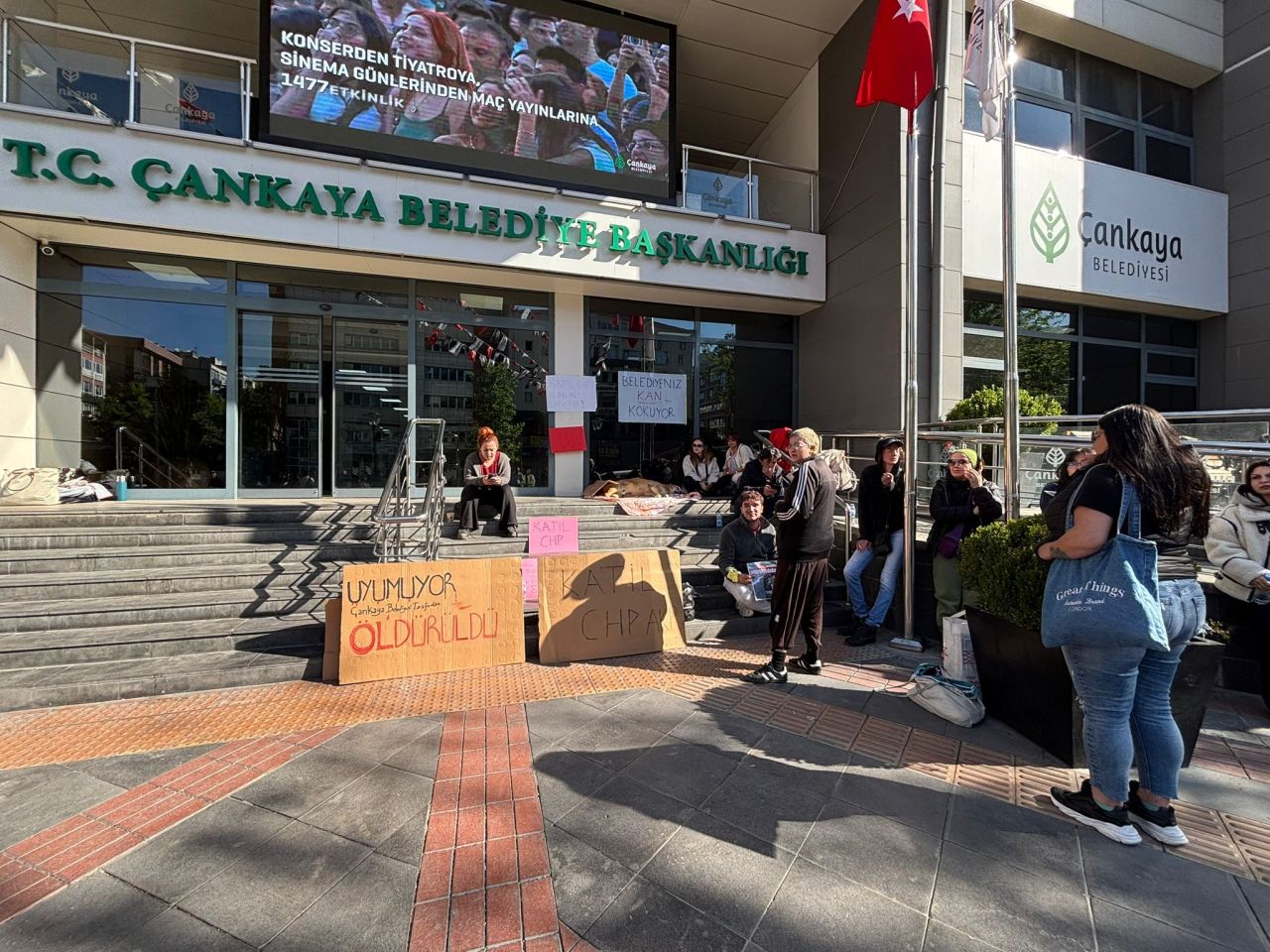 Hayvanseverlerden ölü köpekle Çankaya Belediyesi binası önünde protesto gösterisi 5