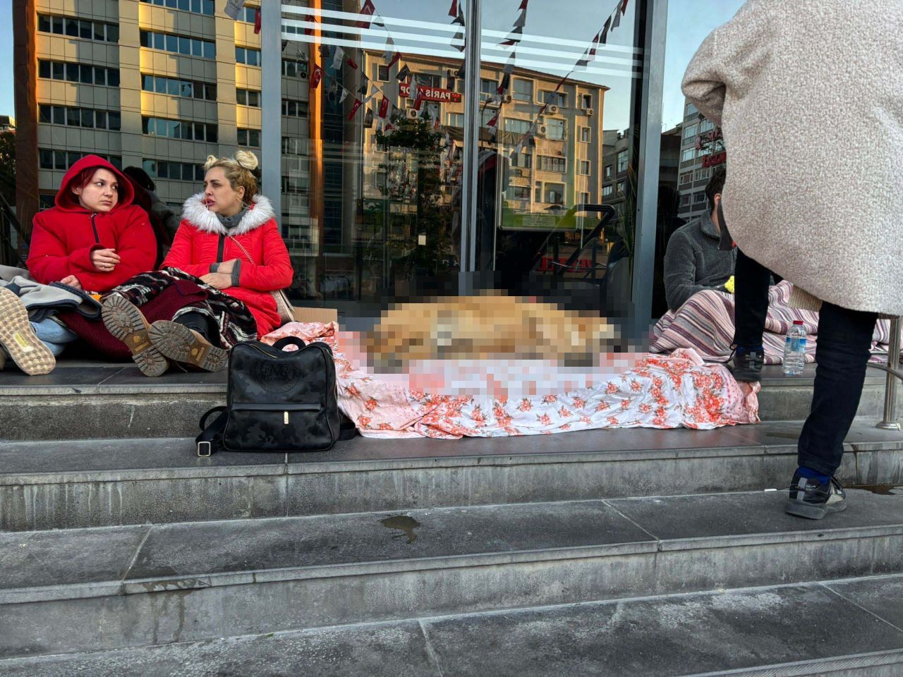 Hayvanseverlerden ölü köpekle Çankaya Belediyesi binası önünde protesto gösterisi 3