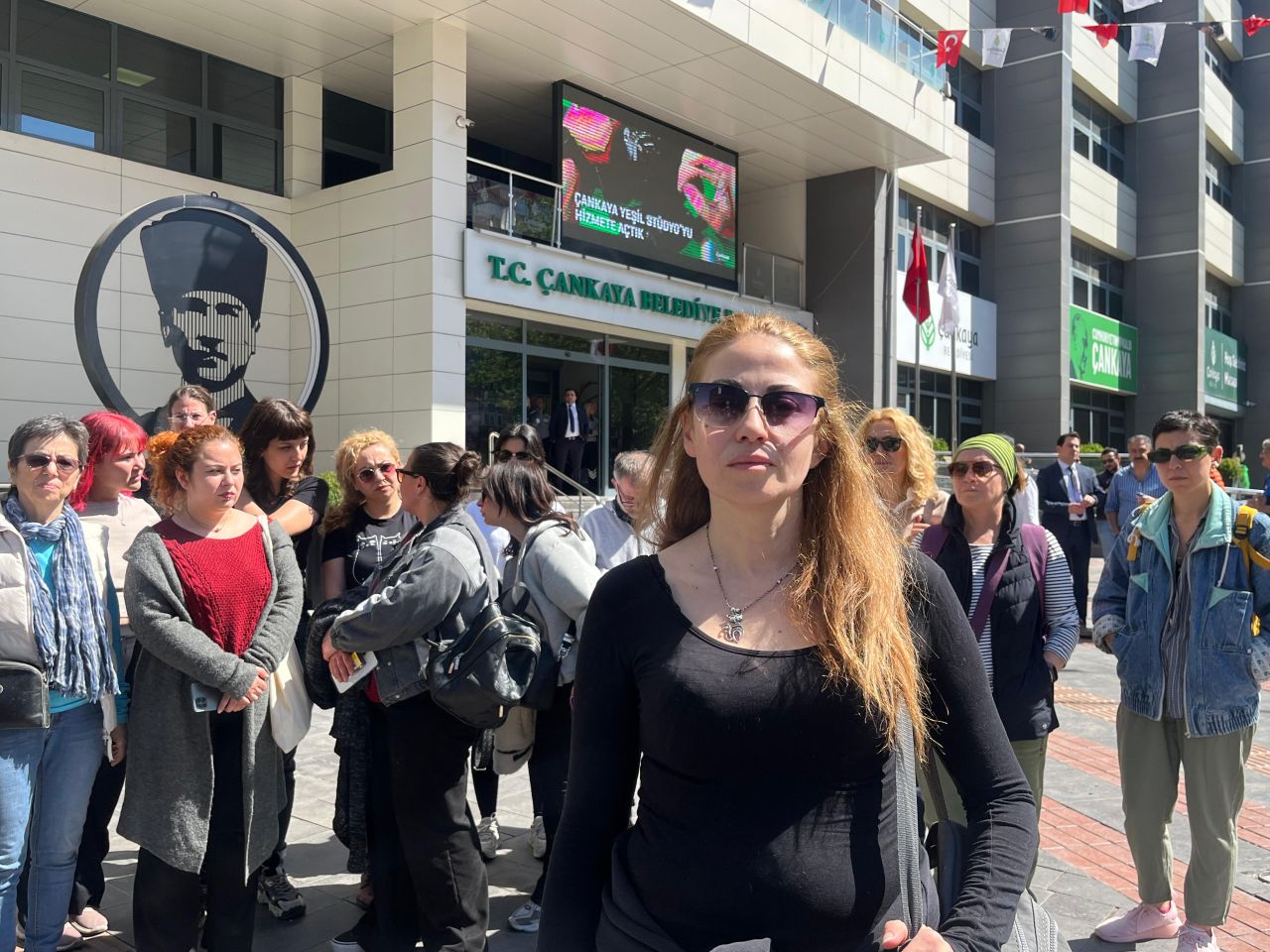 Hayvanseverlerden ölü köpekle Çankaya Belediyesi binası önünde protesto gösterisi 1
