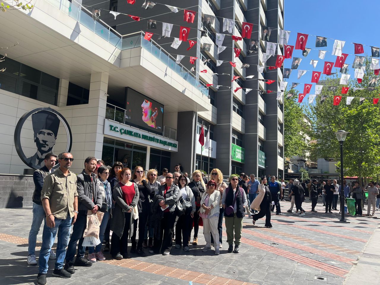 Hayvanseverlerden ölü köpekle Çankaya Belediyesi binası önünde protesto gösterisi 2