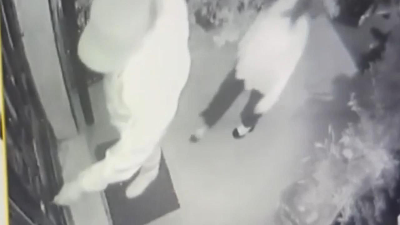 Mehmet Serdar Sulukahya cinayetiyle ilgili güvenlik kamerası görüntüleri ortaya çıktı! Katiliyle birlikte apartmana girdiği anlar kamerada 7