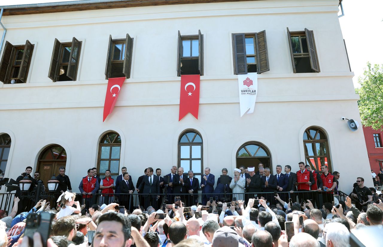 Restore edilen tarihi Gümrükçü İshak Ağa Camii, Cumhurbaşkanı Erdoğan'ın katılımıyla ibadete açıldı 4