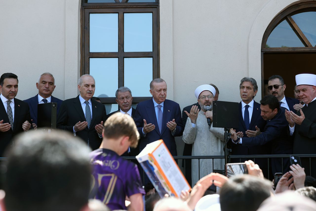 Restore edilen tarihi Gümrükçü İshak Ağa Camii, Cumhurbaşkanı Erdoğan'ın katılımıyla ibadete açıldı 3