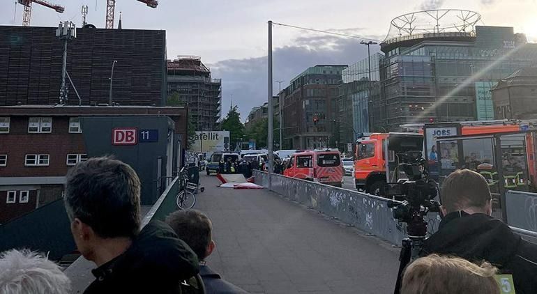 Bıçakla dehşet saçtı! Hamburg'da tren istasyonunda kanlı saldırı! Çok sayıda yaralı var! 2