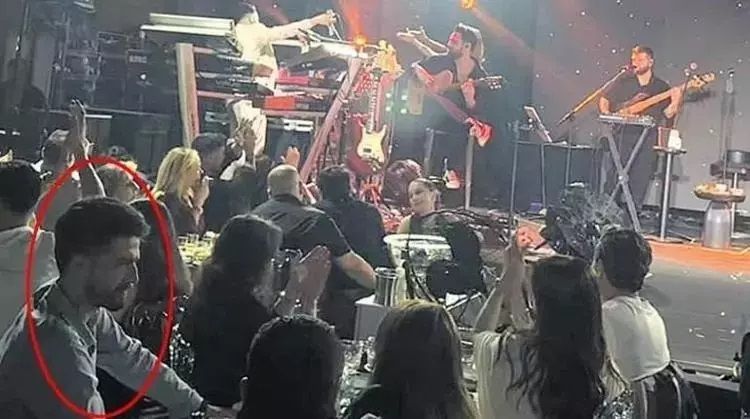 Derya Uluğ'un saplantılı hayranı uzaklaştırma kararına rağmen nasıl konseri VIP masada izledi? 5