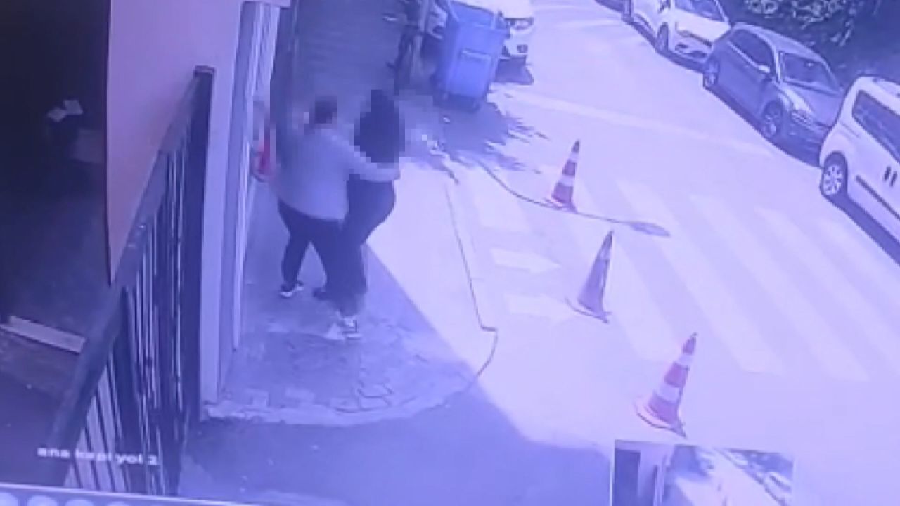Üsküdar’da liseli kız okul tuvaletinde arkadaşını sırtından bıçakladı 5