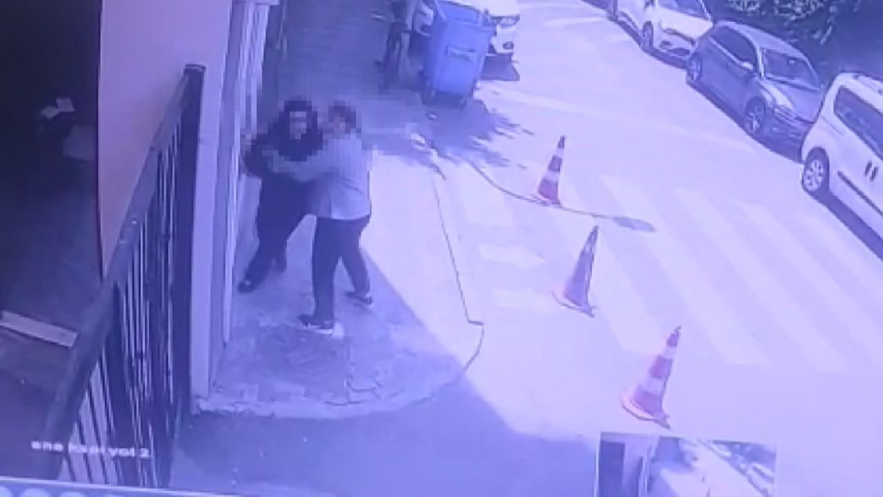Üsküdar’da liseli kız okul tuvaletinde arkadaşını sırtından bıçakladı 4