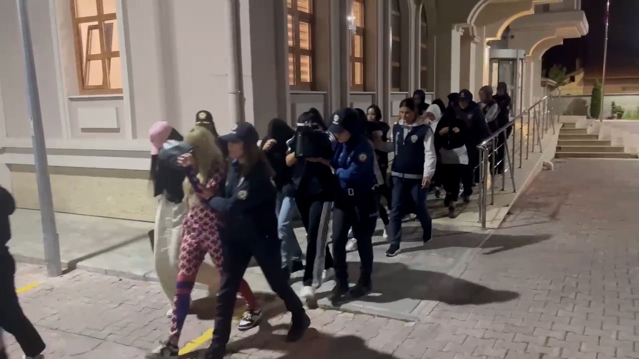Konya'da 10 masaj salonuna 'Şah-Mat' operasyonu; 74 kadın kurtarıldı, 28 şüpheli gözaltında 4