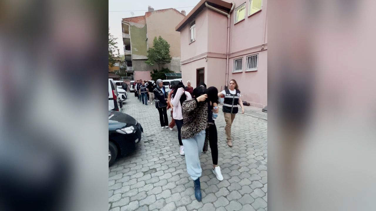 Konya'da 10 masaj salonuna 'Şah-Mat' operasyonu; 74 kadın kurtarıldı, 28 şüpheli gözaltında 3