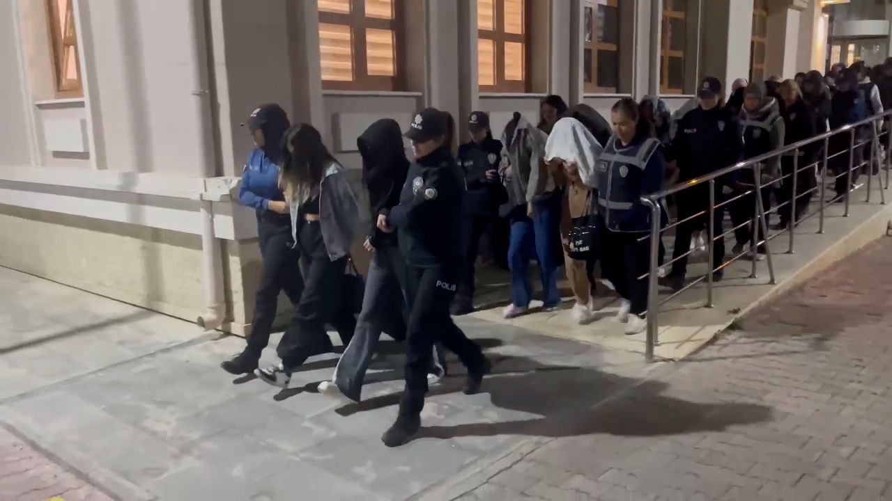 Konya'da 10 masaj salonuna 'Şah-Mat' operasyonu; 74 kadın kurtarıldı, 28 şüpheli gözaltında 5