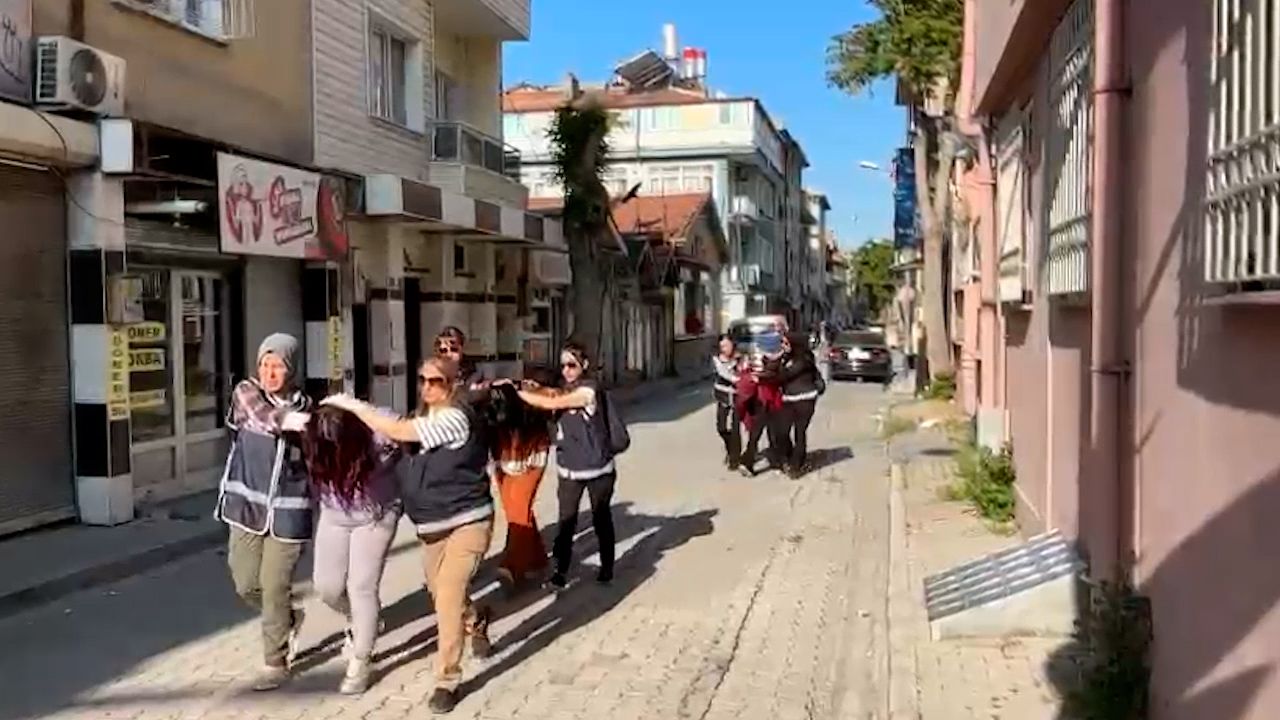 Konya'da 10 masaj salonuna 'Şah-Mat' operasyonu; 74 kadın kurtarıldı, 28 şüpheli gözaltında 6
