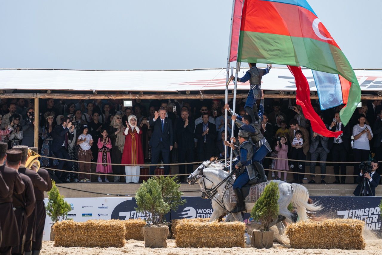 Cumhurbaşkanı Erdoğan, Etnospor Kültür Festivali’ne katıldı: Karabağ’dan gelen ekibin bayraklı gösterisini ayakta alkışladı 2
