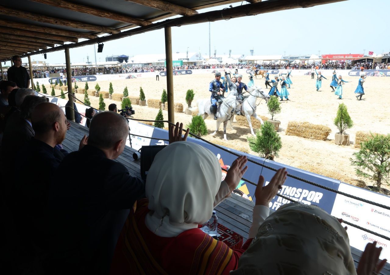 Cumhurbaşkanı Erdoğan, Etnospor Kültür Festivali’ne katıldı: Karabağ’dan gelen ekibin bayraklı gösterisini ayakta alkışladı 6