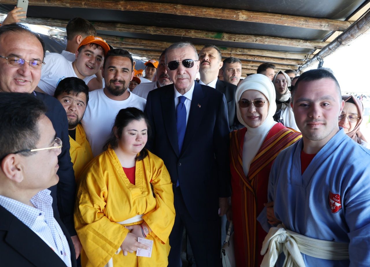 Cumhurbaşkanı Erdoğan, Etnospor Kültür Festivali’ne katıldı: Karabağ’dan gelen ekibin bayraklı gösterisini ayakta alkışladı 3