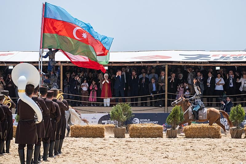 Cumhurbaşkanı Erdoğan, Etnospor Kültür Festivali’ne katıldı: Karabağ’dan gelen ekibin bayraklı gösterisini ayakta alkışladı 8