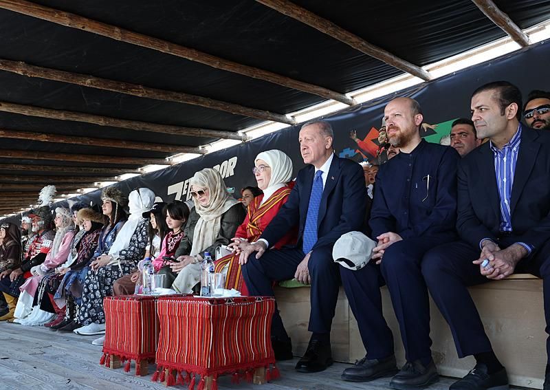 Cumhurbaşkanı Erdoğan, Etnospor Kültür Festivali’ne katıldı: Karabağ’dan gelen ekibin bayraklı gösterisini ayakta alkışladı 4
