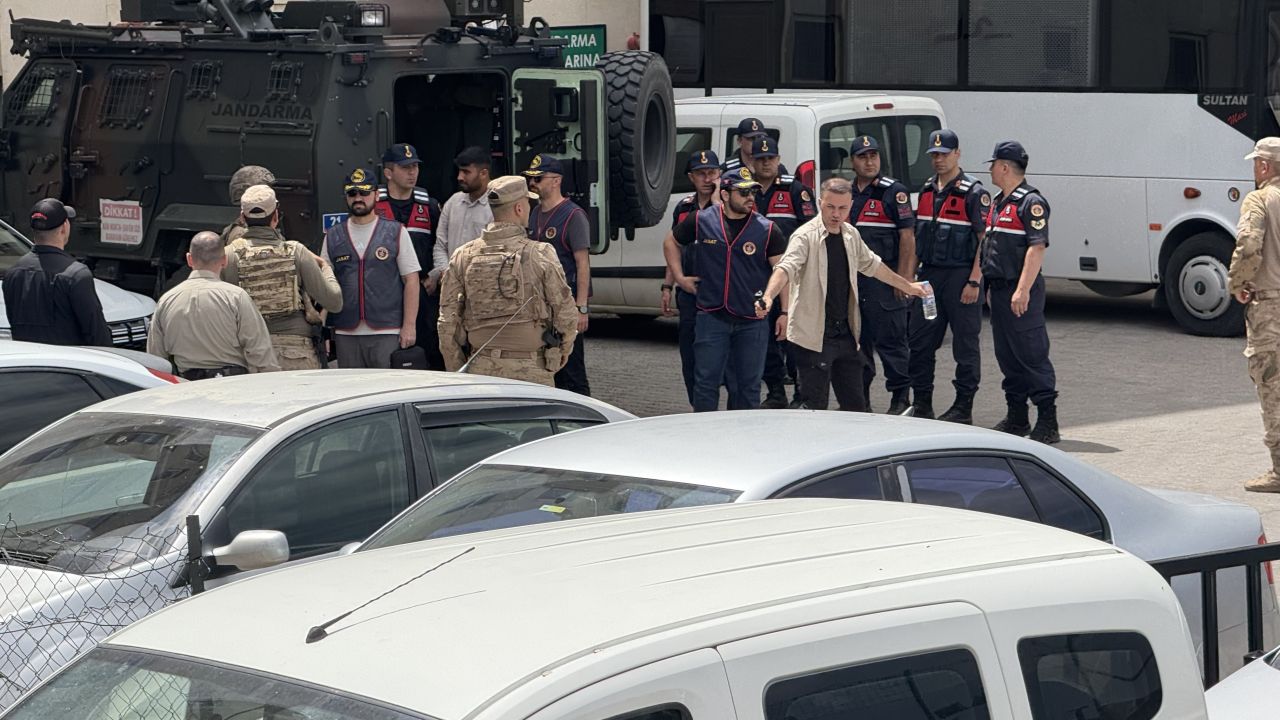 Diyarbakır'da korkunç baba-oğul cinayeti: Remzi Sati ve 15 yaşındaki oğlunu alacak yüzünden öldürüp, kamyonetle birlikte yakmış! 7