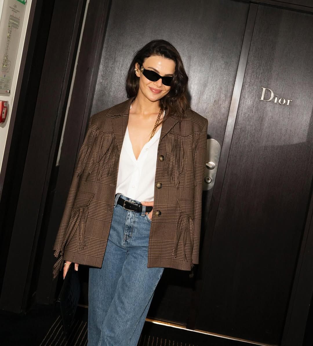 Cannes'ta Sinem Ünsal rüzgarı! Beyaz, derin göğüs dekolteli, mini elbisesiyle göz kamaştırdı 8