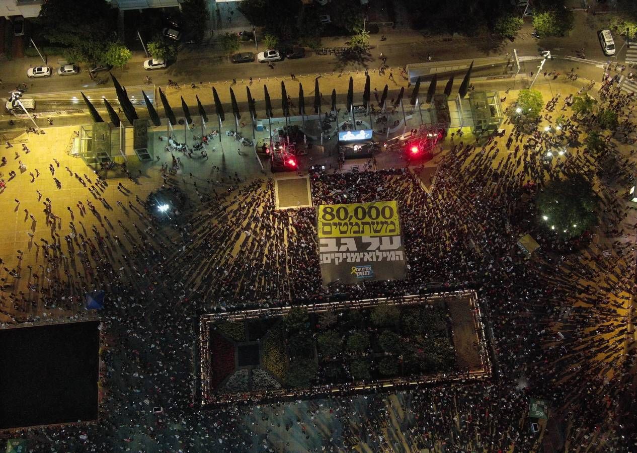 Tel-Aviv'de binlerce kişi Gazze için sokağa döküldü: Katil Netanyahu işgali durdur 8