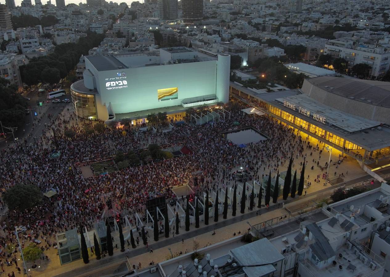 Tel-Aviv'de binlerce kişi Gazze için sokağa döküldü: Katil Netanyahu işgali durdur 3