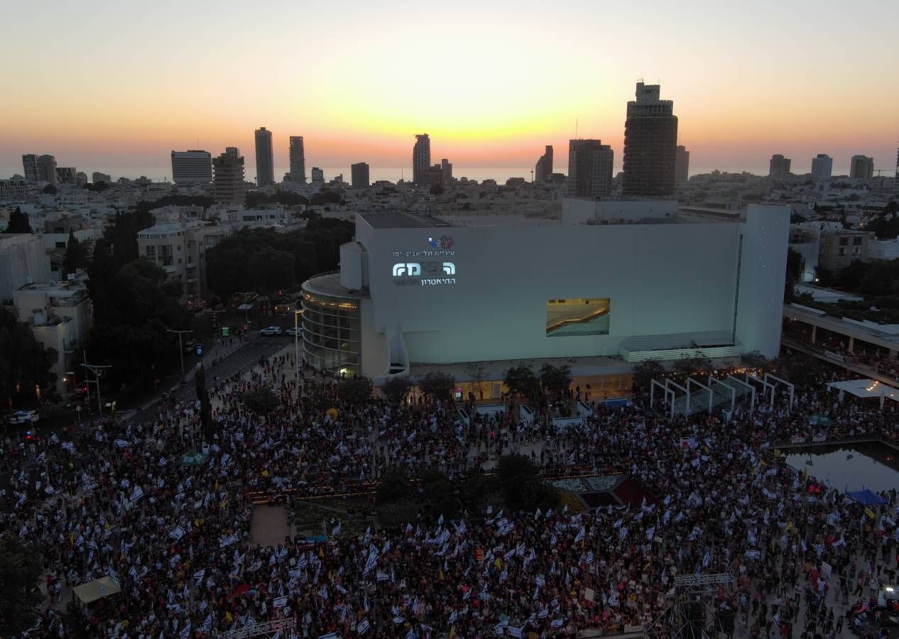 Tel-Aviv'de binlerce kişi Gazze için sokağa döküldü: Katil Netanyahu işgali durdur 1