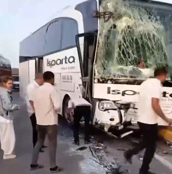 Isparta'da can pazar! Isparta Petrol firmasına ait yolcu otobüsü ile tur midibüsü çarpıştı: 29 yaralı 7