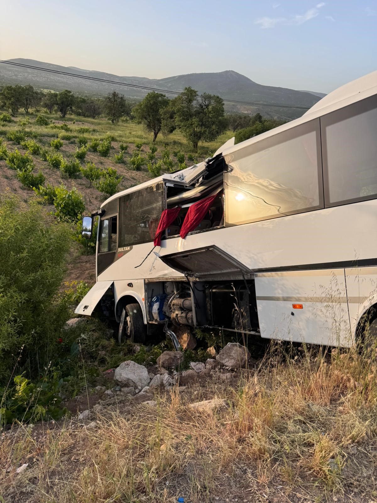 Isparta'da can pazar! Isparta Petrol firmasına ait yolcu otobüsü ile tur midibüsü çarpıştı: 29 yaralı 6