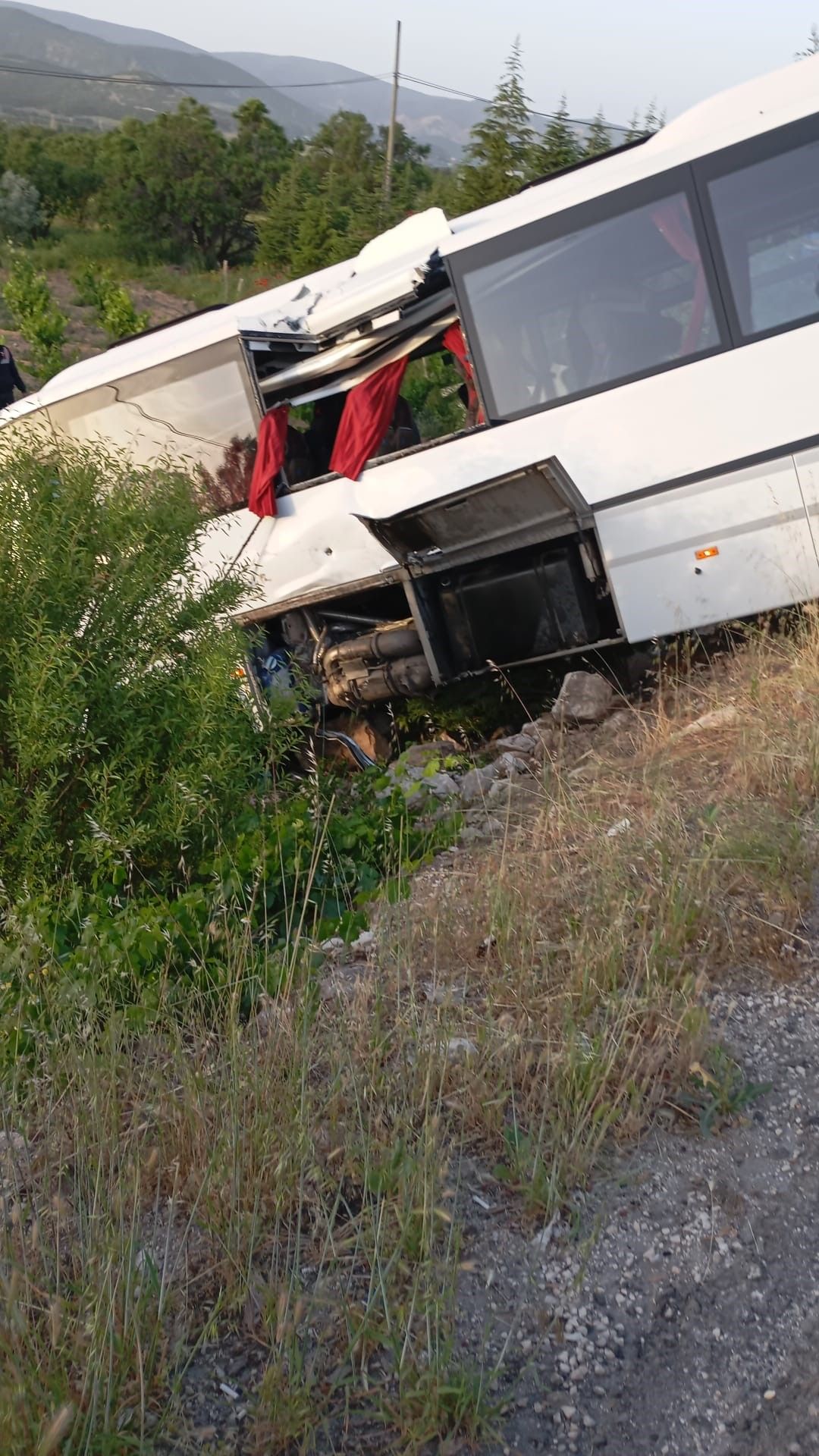 Isparta'da can pazar! Isparta Petrol firmasına ait yolcu otobüsü ile tur midibüsü çarpıştı: 29 yaralı 2