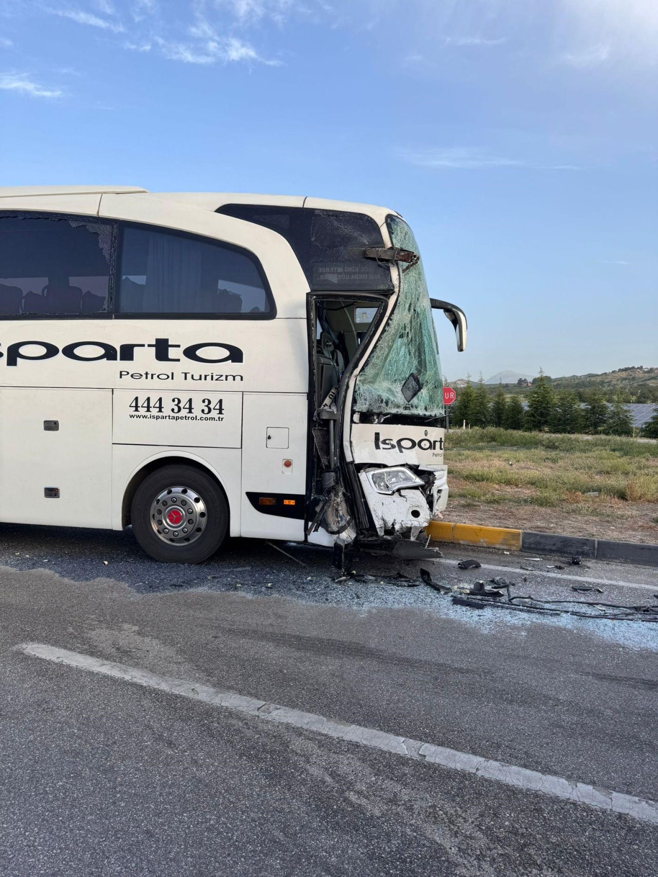 Isparta'da can pazar! Isparta Petrol firmasına ait yolcu otobüsü ile tur midibüsü çarpıştı: 29 yaralı 1