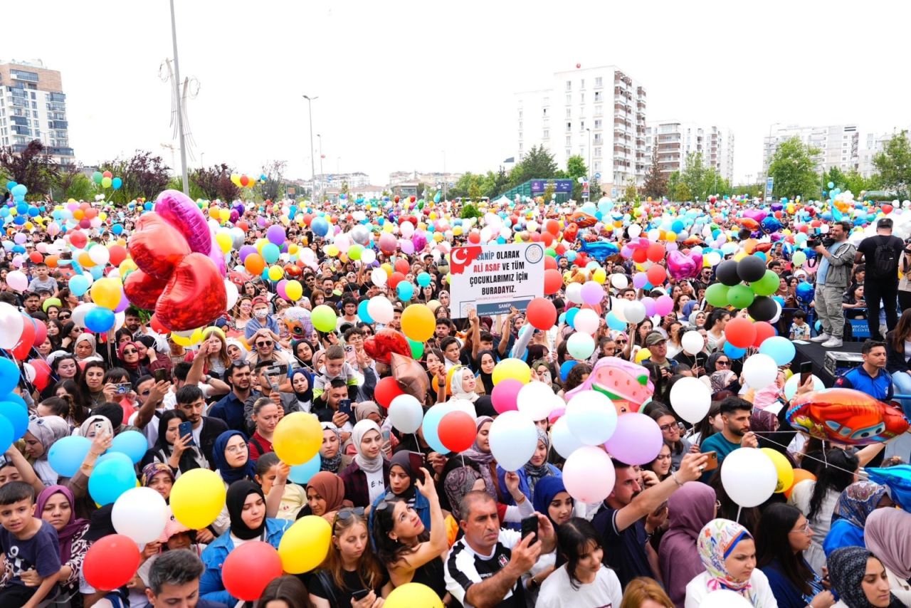 Sancaktepe'de ağlatan dayanışma: Balonlar kanseri yenen 6 yaşındaki Ali Asaf için uçuruldu 5