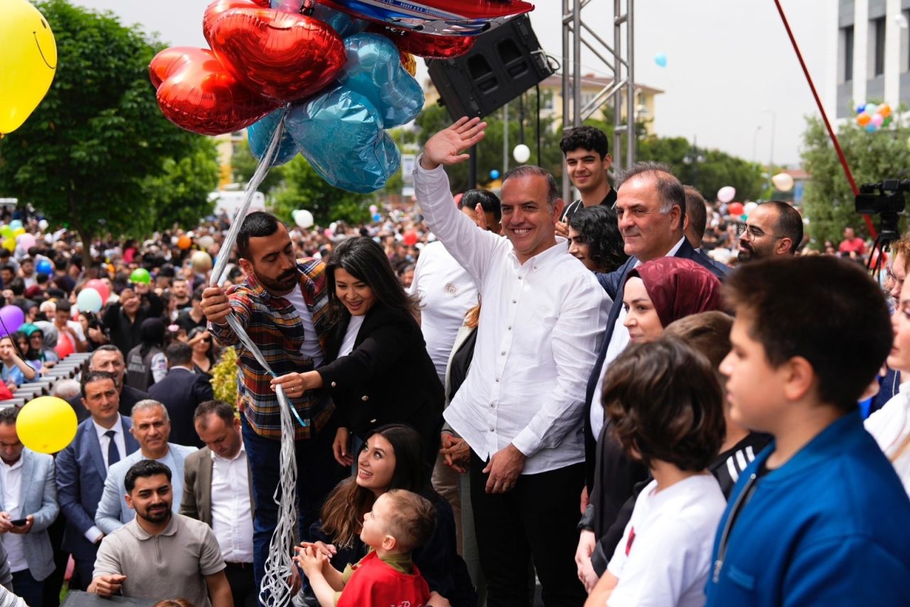 Sancaktepe'de ağlatan dayanışma: Balonlar kanseri yenen 6 yaşındaki Ali Asaf için uçuruldu 3