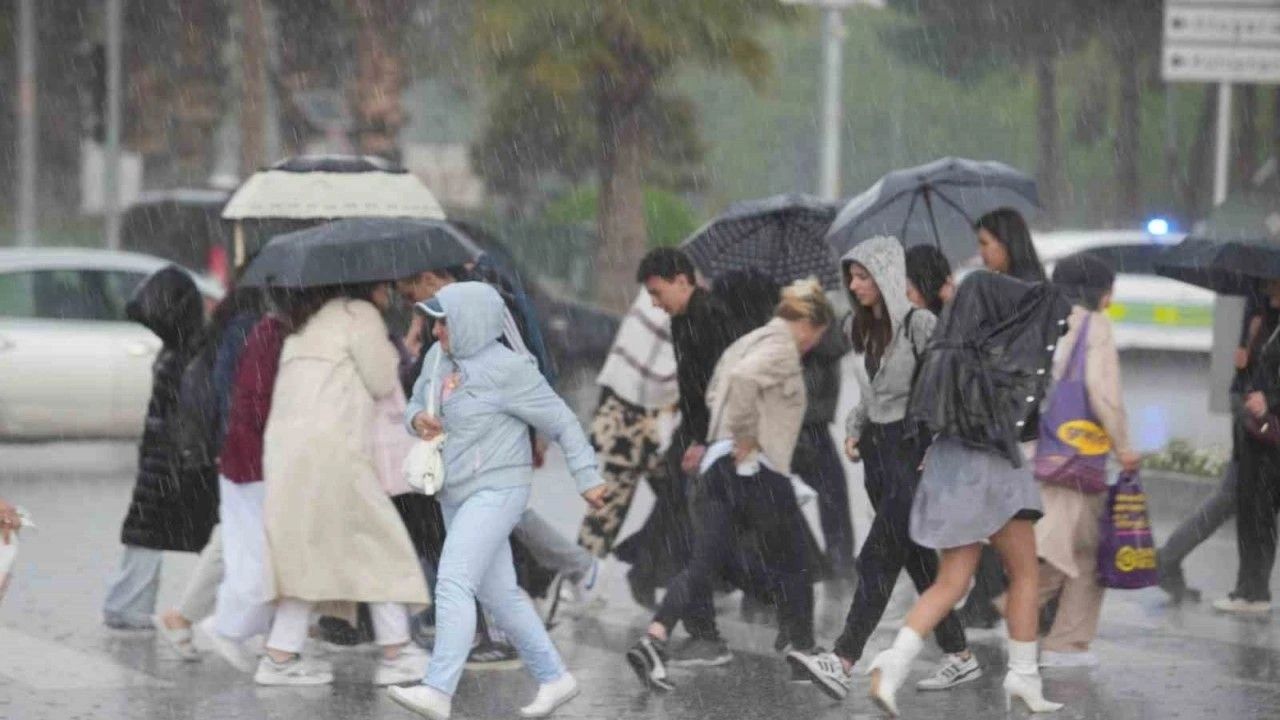 Yağmur, rüzgar, toz fırtınası... Meteoroloji’den çok kuvvetli uyarı: Bugün hava alarmda! 2