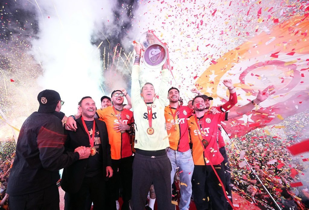 Galatasaray'da 4 ayrılık kesinleşti! Okan Buruk'un raporu sonrası 4 oyuncu daha tehlikede 1