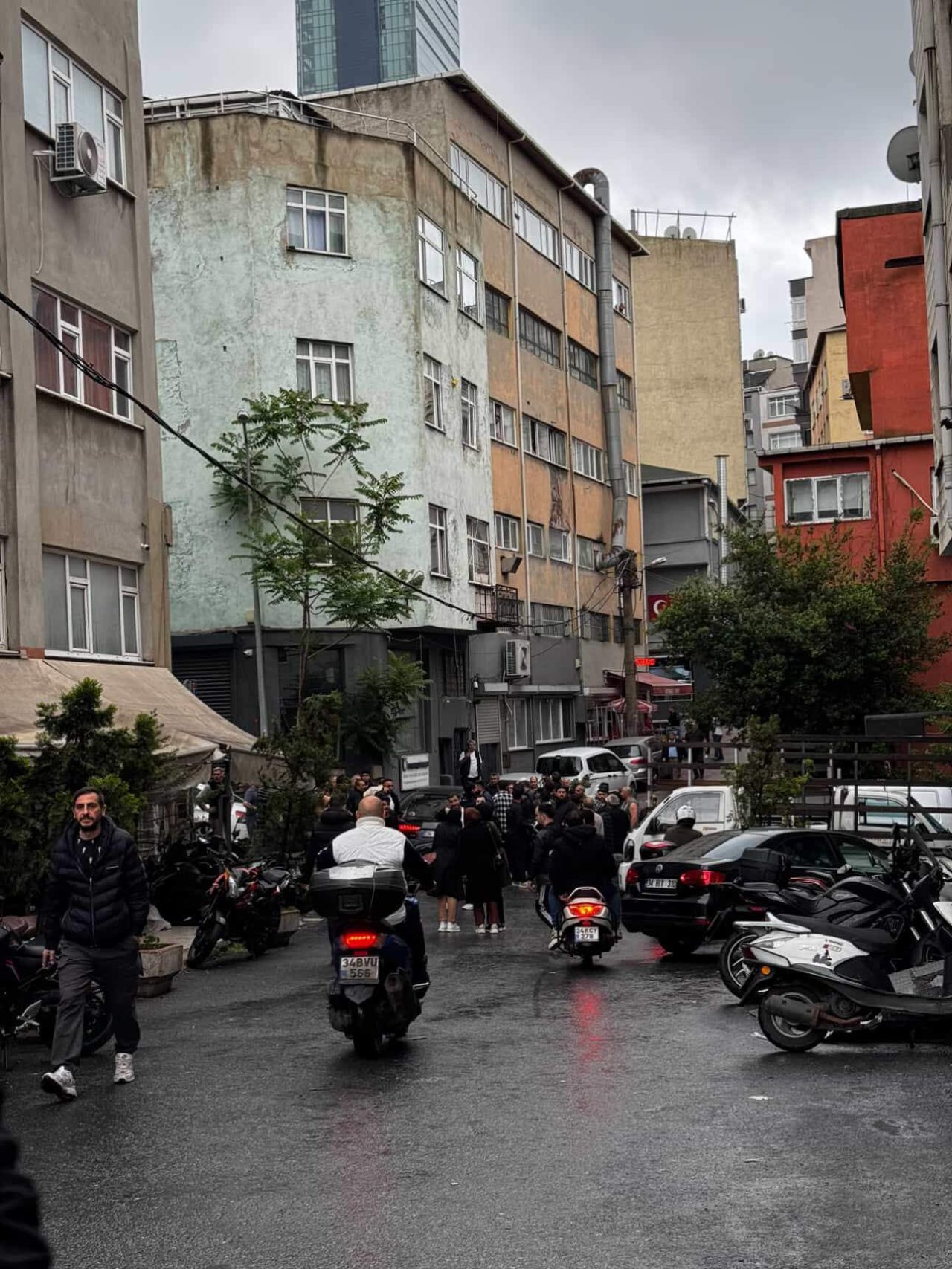 Kağıthane’de otomobile silahlı saldırı! İsmet Göksal'ı geçtiği sokakta bekleyip çapraz ateşle infaz ettiler 14