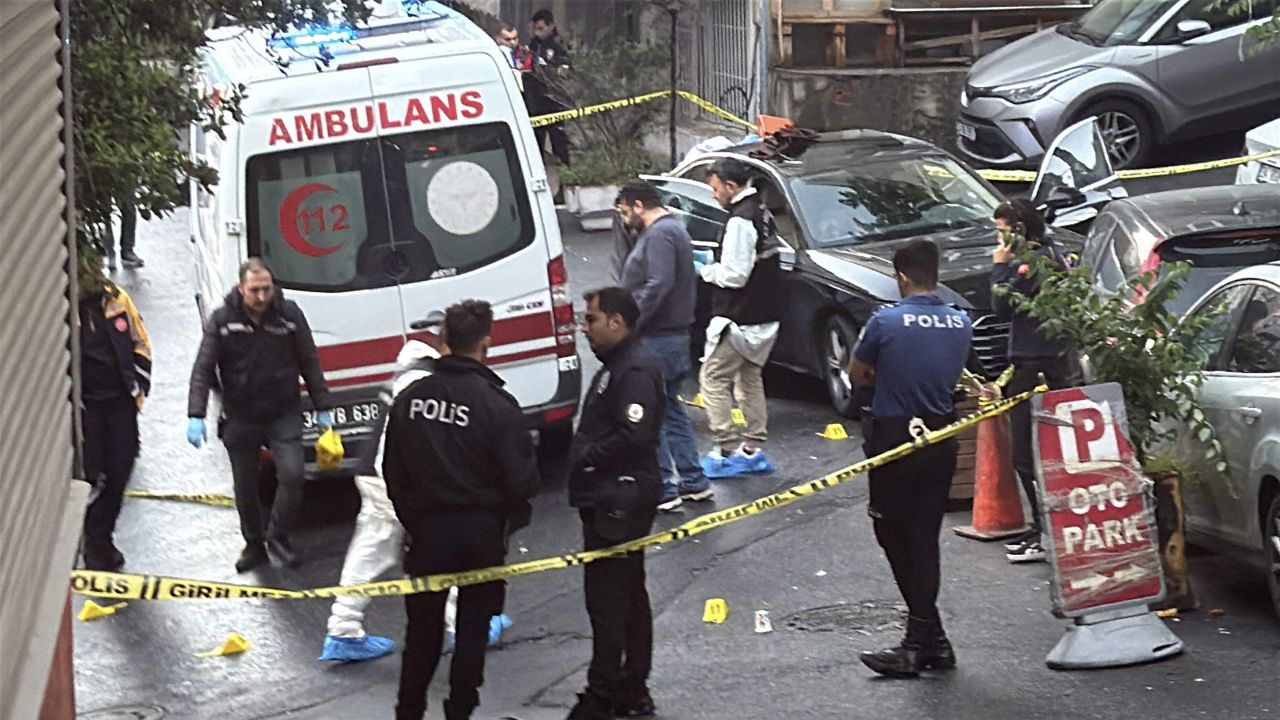 Kağıthane’de otomobile silahlı saldırı! İsmet Göksal'ı geçtiği sokakta bekleyip çapraz ateşle infaz ettiler 11